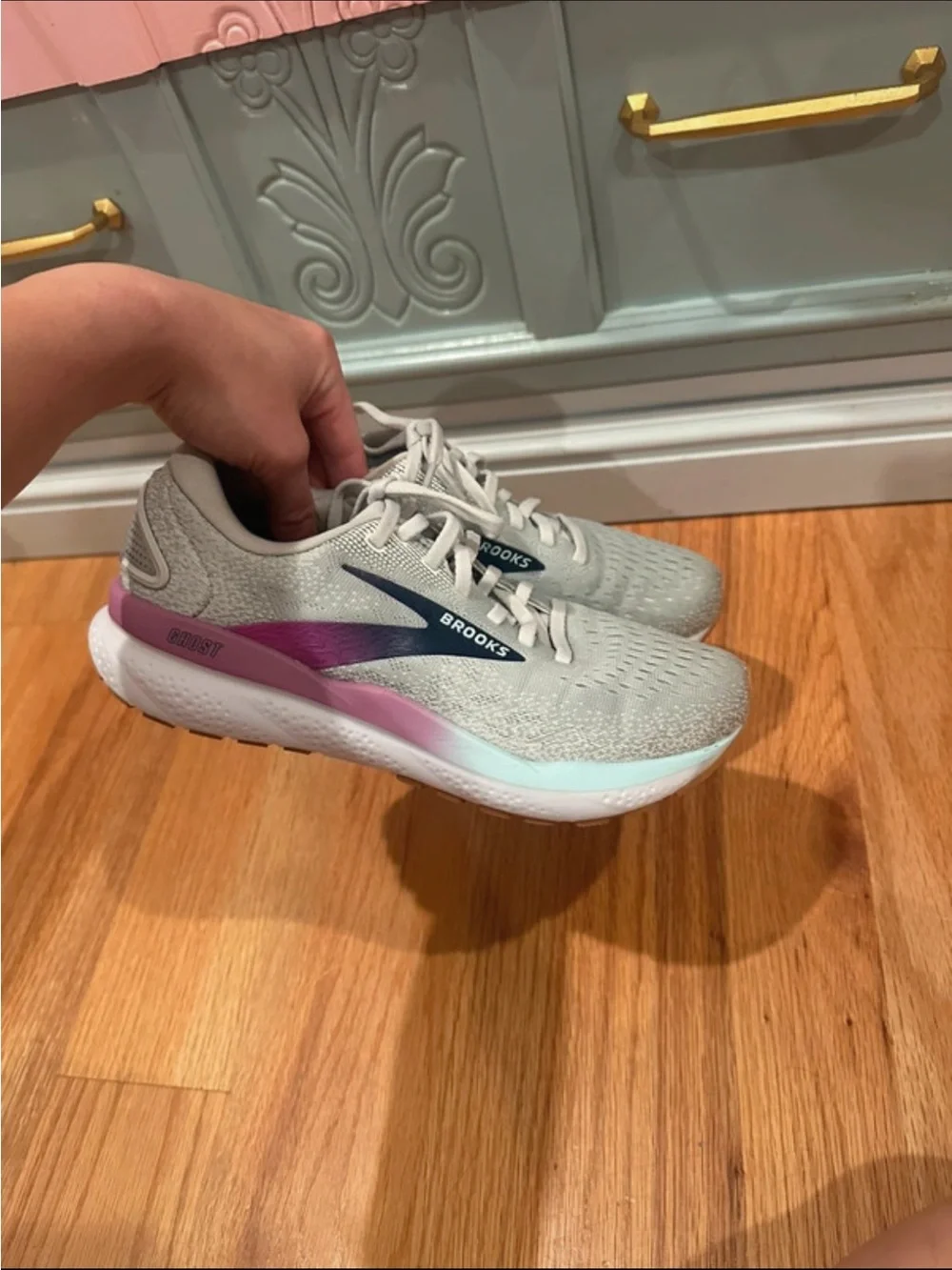Brooks light gray